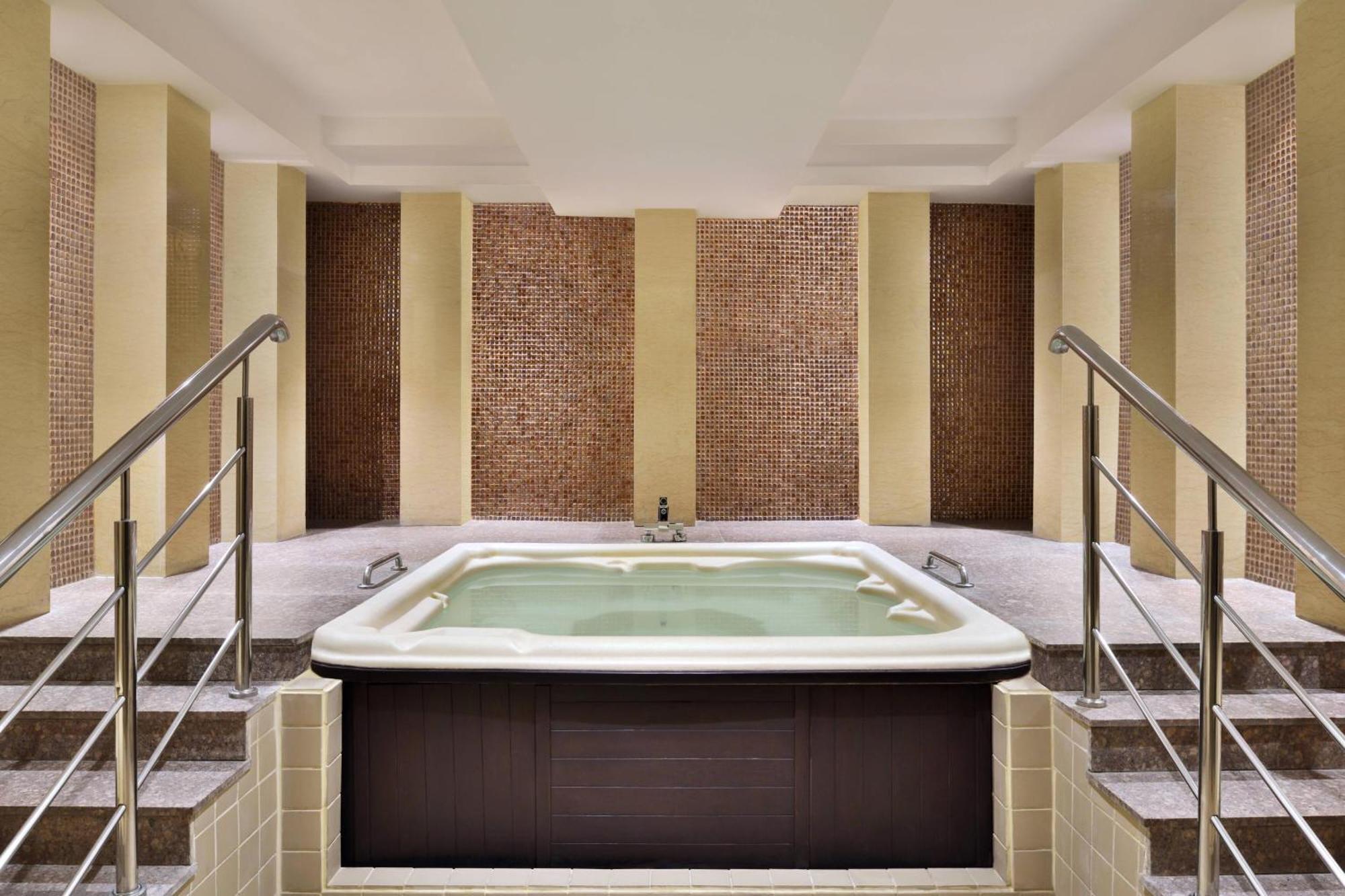Jaipur Marriott Hotel Luaran gambar A whirlpool bath