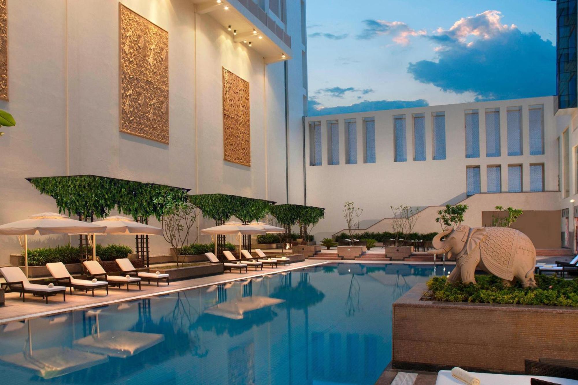 Jaipur Marriott Hotel Luaran gambar The pool at the Taj Mahal Palace