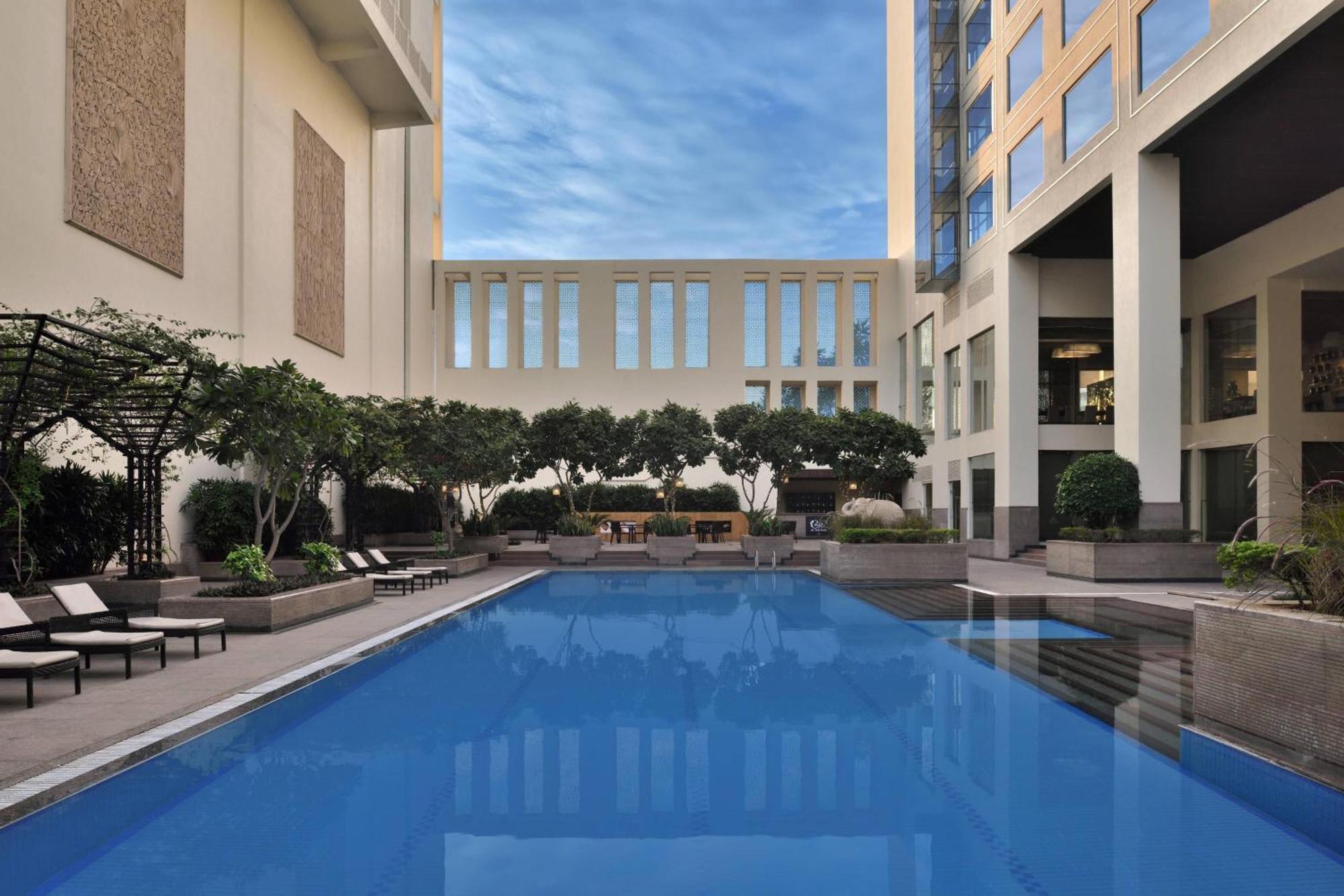 Jaipur Marriott Hotel Luaran gambar The pool at the hotel