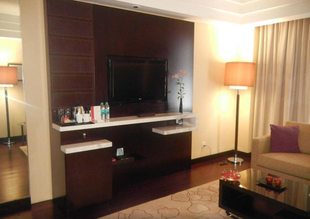 Jaipur Marriott Hotel Luaran gambar A television set in a hotel room