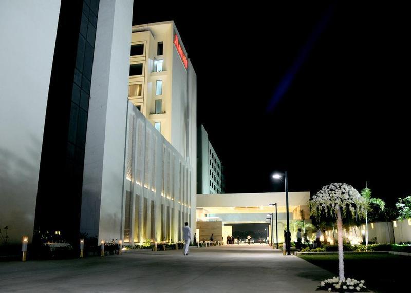 Jaipur Marriott Hotel Luaran gambar The hotel at night