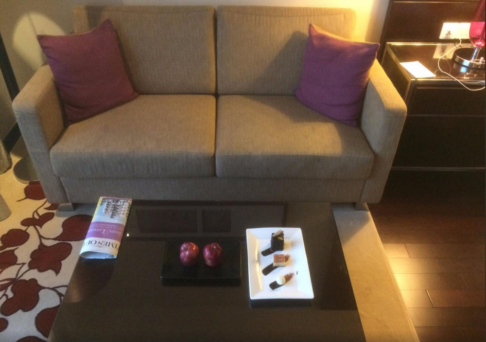 Jaipur Marriott Hotel Luaran gambar A sofa in a hotel room