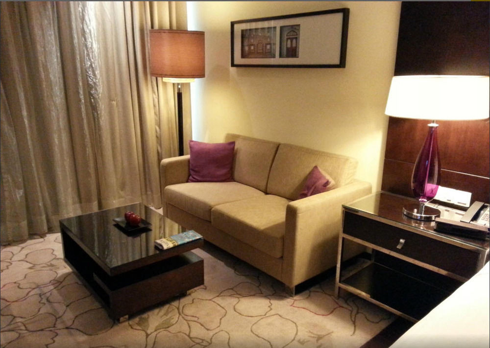 Jaipur Marriott Hotel Luaran gambar A sofa in a hotel room