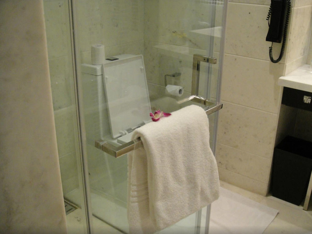 Jaipur Marriott Hotel Luaran gambar A shower door