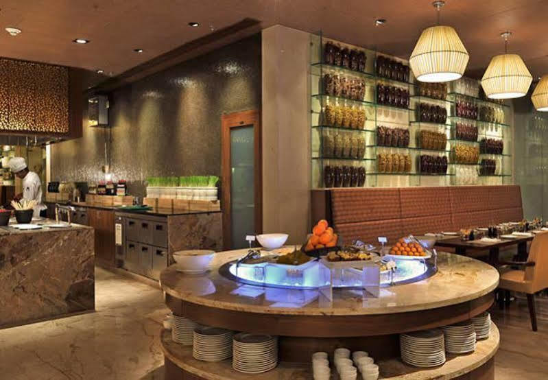 Jaipur Marriott Hotel Luaran gambar The interior of the restaurant