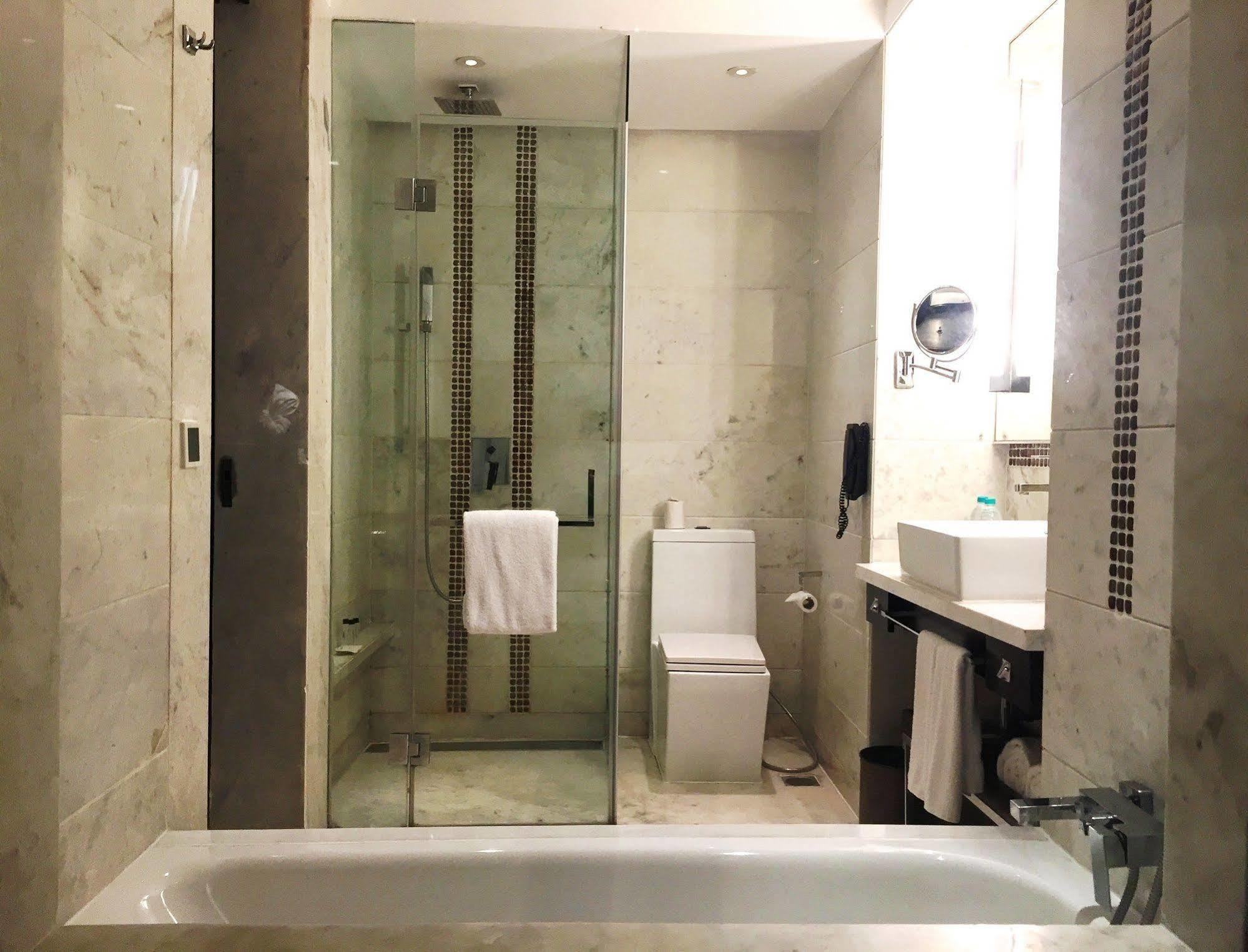 Jaipur Marriott Hotel Luaran gambar A bathroom with a shower enclosure and a bathtub