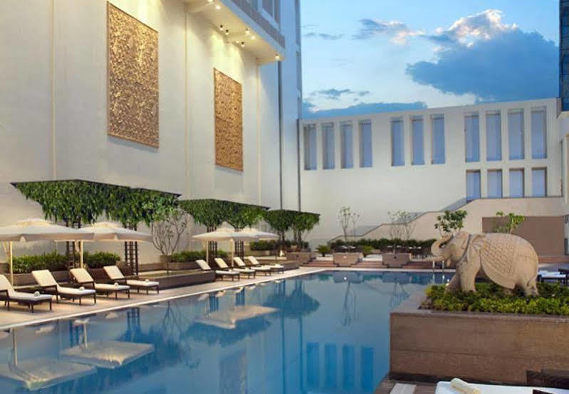 Jaipur Marriott Hotel Luaran gambar The pool at the Taj Bengal